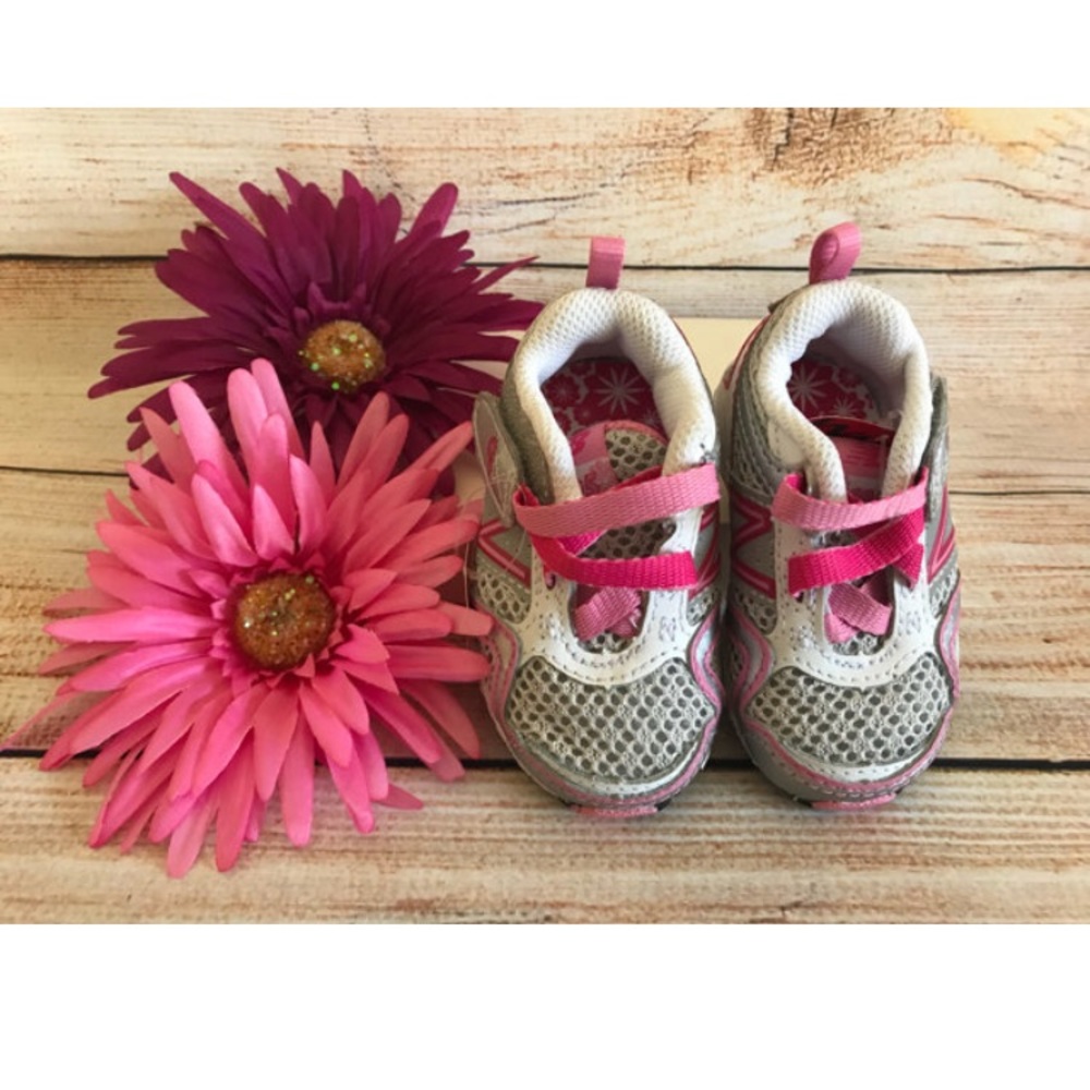 NWT New Balance Infant Girls Sneakers
